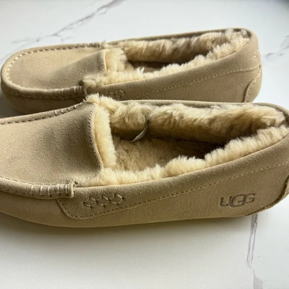 UGG Ansley Slippers The world's finest luxury sheepskin luxury. Treat your feet - Picture 3 of 3